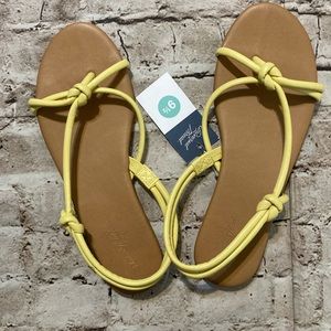 NWT ,universal thread, soft yellow sandals size 9 1/2,11